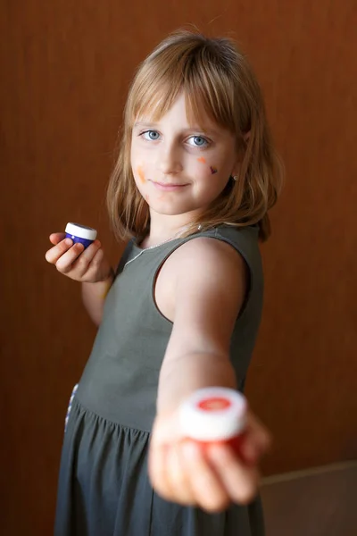 Kleines Mädchen Blonde Junge Künstlerin Zeichnet Mit Farben Nettes Kleines lizenzfreie Stockfotos