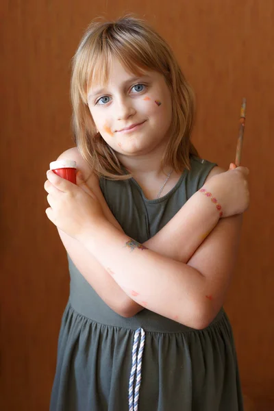 Kleines Mädchen Blonde Junge Künstlerin Zeichnet Mit Farben Nettes Kleines Stockfoto