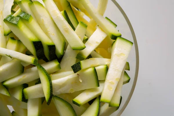 Potongan Zucchini Diiris Piring Transparan Pada Latar Belakang Putih Makanan — Stok Foto