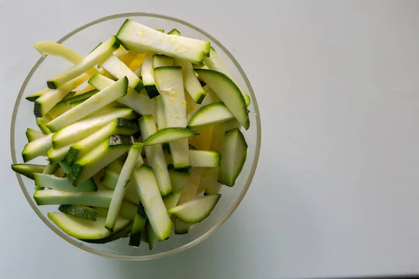 Aufgeschnittene Zucchini Scheiben Einem Transparenten Teller Auf Weißem Hintergrund Vegetarische lizenzfreie Stockfotos