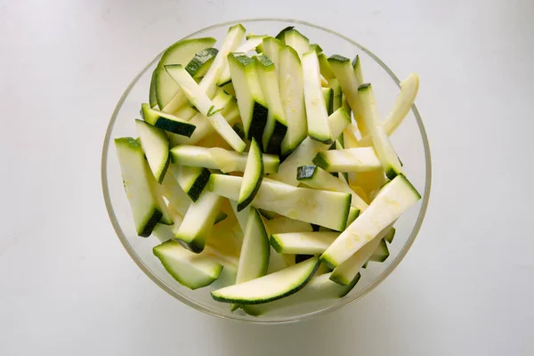 Aufgeschnittene Zucchini Scheiben Einem Transparenten Teller Auf Weißem Hintergrund Vegetarische lizenzfreie Stockbilder