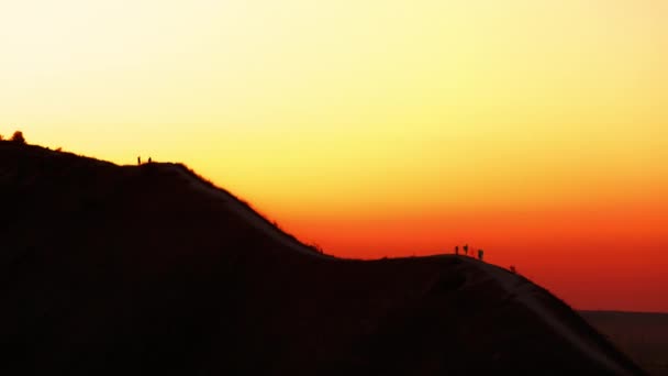 Silhouetten Van Mensen Heuvel Bij Zonsondergang Toeristen Gaan Wandelen Heuvel — Stockvideo