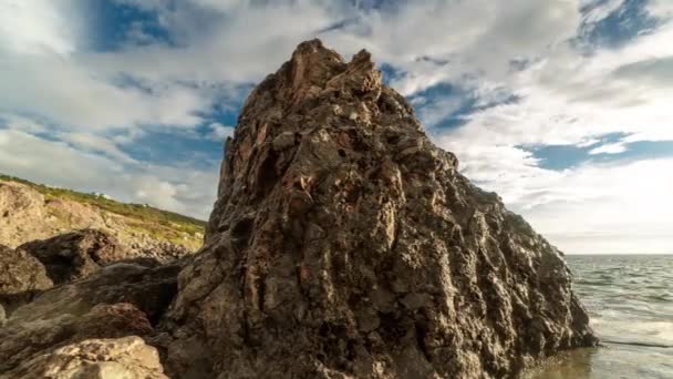 Klippe Der Meeresküste Wellen Schlagen Die Böschung Hinunter Wolken Himmel — Stockvideo