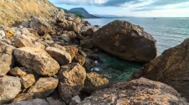 Taş uçurumlar, okyanus dalgaları ve okyanus manzarası. Havadan üst görünüm.