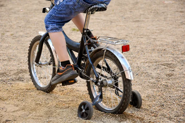 Kinderfahrrad Mit Kleinen Rädern Ein Junge Auf Einem Fahrrad lizenzfreie Stockfotos