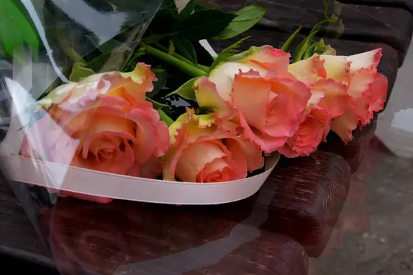 Szczelnie Różowe Róże Kremowe Róże Bukietem Pozostawionym Drewnianej Ławce — Zdjęcie stockowe