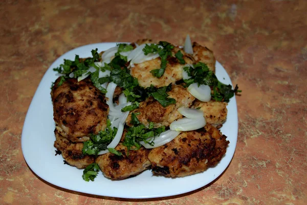 Mesa Hay Plato Lleno Chuletas Fritas Chuletas Caseras Con Cebollas —  Fotos de Stock