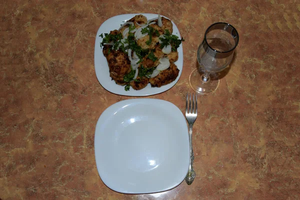 Masanın Üzerinde Kızarmış Köfte Soğan Tabağı Var Yanında Boş Beyaz — Stok fotoğraf