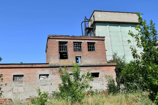 Een Oude Verlaten Fabriek Bakstenen Muur Vernietigbare Bouw Van Een — Stockfoto