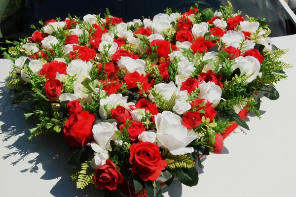 Kwiaciarnia dekoruje samochód weselny — Zdjęcie stockowe