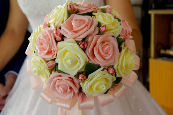 Beau bouquet nuptial de roses roses et blanches. — Photo