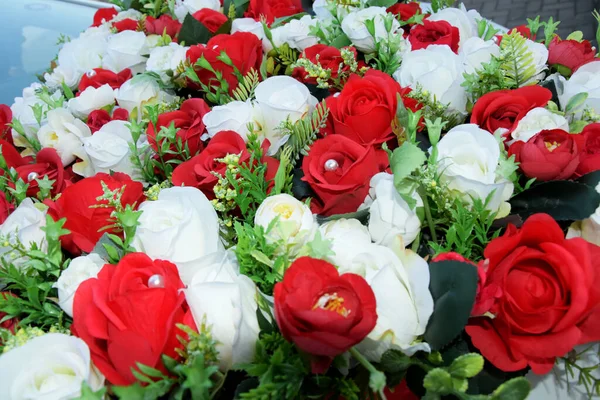 Milion Czerwonych Róż Czerwone Białe Sztuczne Kwiaty Dołączone Maski Samochodu — Zdjęcie stockowe