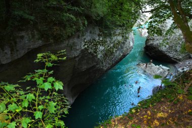 Kayaların arasında bir dağ nehri akıyor. İnsanlar soğuk bir dağ nehrinde ya da gölde yüzerler. Üst manzara kayaların arasında gizlenen mavi bir göl gibidir..