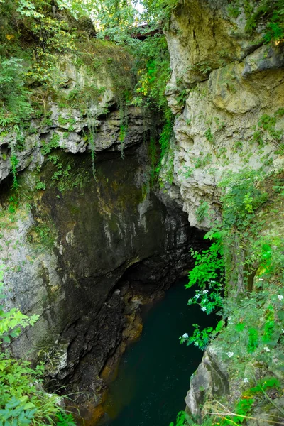 Dans Creux Une Rivière Bleue Longe Fond Gorge Montagne Berges — Photo