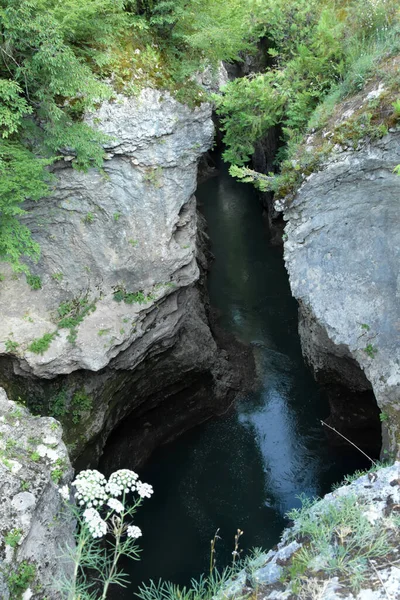 Todavía Hay Agua Entre Las Rocas Abajo Superficie Del Agua —  Fotos de Stock