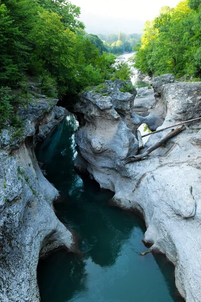 Der Mulde Fließt Ein Blauer Fluss Grund Entlang Gebirgsschlucht Steinbänke — Stockfoto