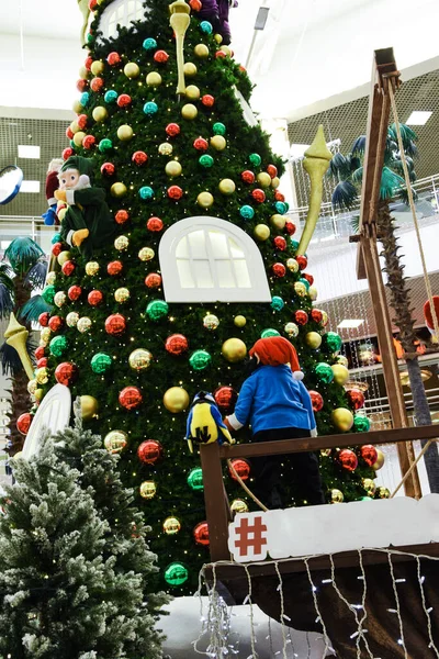 Огромная Зеленая Ель Украшенная Игрушками Гном Восхищается Красивой Елкой Рождество — стоковое фото