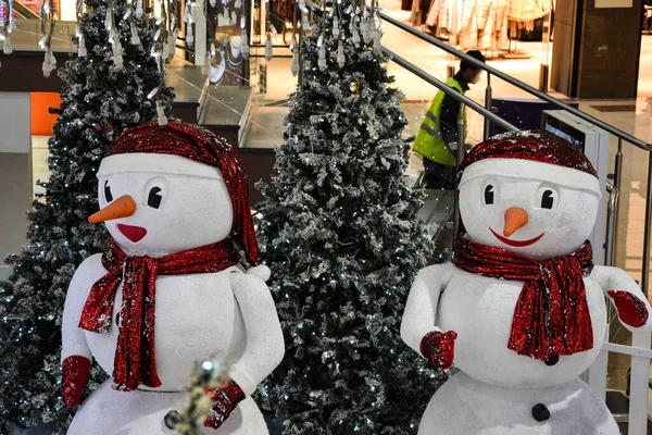 Торговом Центре Рядом Деревьями Два Снеговика Рождественский Фон Снеговиками Елками — стоковое фото