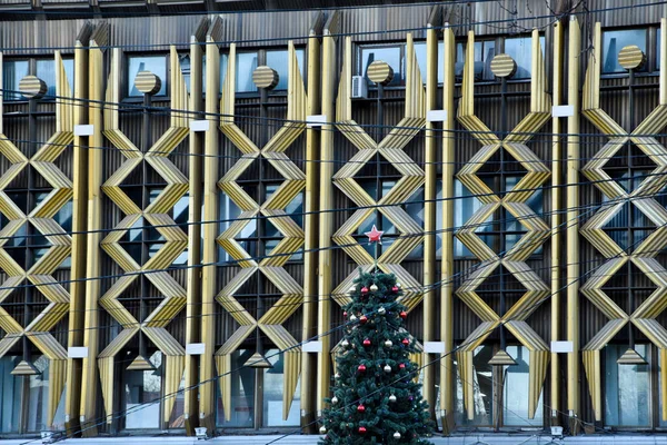 Ein Geschmückter Weihnachtsbaum Steht Vor Einem Hintergrund Ungewöhnlich Geschnitzter Wände — Stockfoto