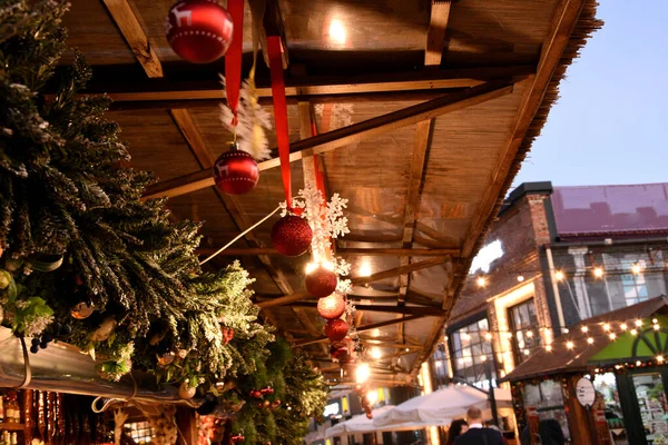 Die Straßenkiste Ist Weihnachtlich Mit Verschiedenen Kugeln Und Girlanden Geschmückt — Stockfoto