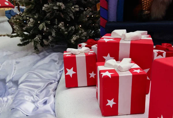 Unter Dem Weihnachtsbaum Liegen Viele Rot Weiße Geschenkboxen Geschenke Liegen Stockbild