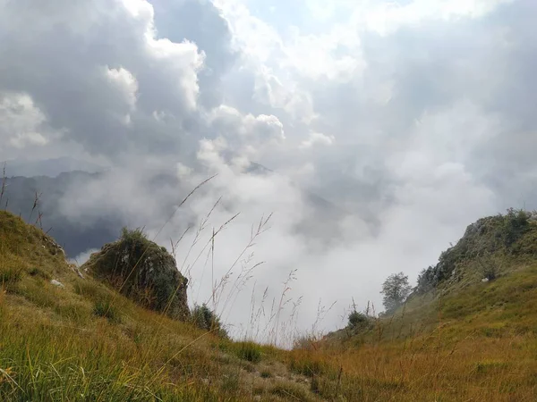 Montagne Tra Nuvole — Foto Stock