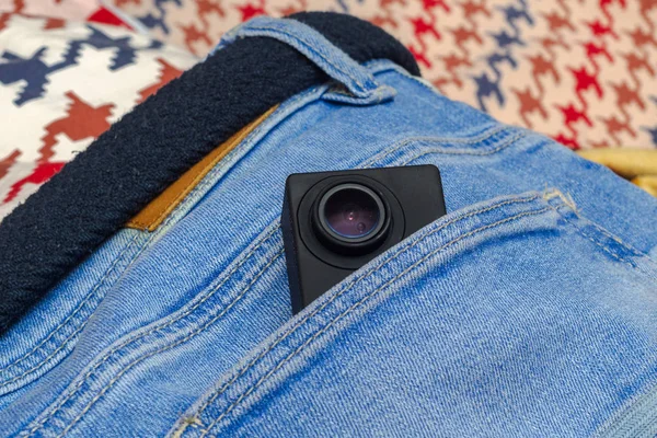 Κάμερα Δράσης Στην Τσέπη Του Τζιν — Φωτογραφία Αρχείου