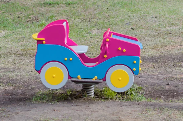 A máquina na primavera para o parque infantil. Jardim de infância. Descanso — Fotografia de Stock