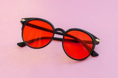 pembe arka planda kırmızı lensler ile gözlük