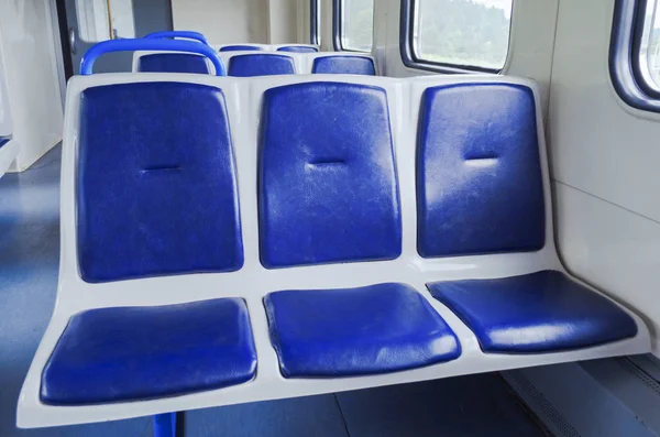 Asientos azules en el tren de cercanías —  Fotos de Stock