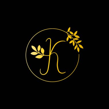 K Gold harfi ve Altın Yaprak logosu tasarımı. K harfi altın kaplama butik çiçek butiği. K Monogram vektör tasarımı konsepti ve moda markası ve lüks iş kimliği yaprağı ile.
