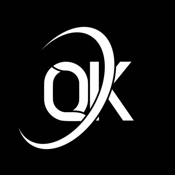 Qkロゴ Kデザイン 白のQk文字 Kレターロゴデザイン 初期文字Qkリンクサークル大文字モノグラムロゴ — ストックベクタ