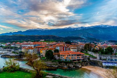 İspanya 'nın kuzeyindeki Asturias ilindeki Llanes şehri çok güzel ve keşfedilmesi ilginç bir yerdir..