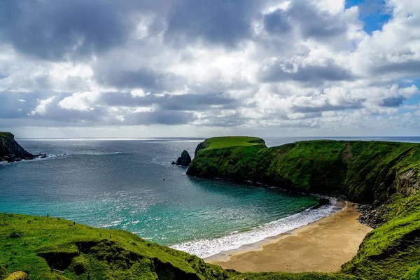 Una Spiaggia Incredibilmente Bella Forma Mezzaluna Vicino Glencolmcille Irlanda — Foto Stock