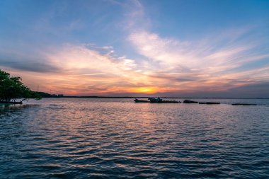 Florida 'nın batısındaki Tampa Körfezi üzerinde güzel bir günbatımı