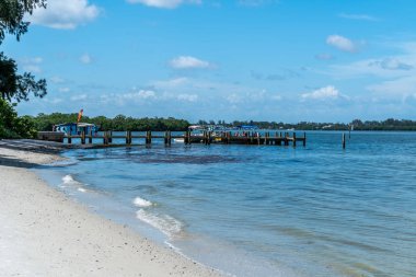 Florida 'nın güneybatısındaki Anna Maria Adası plajında sıcak ve esintili bir gün..