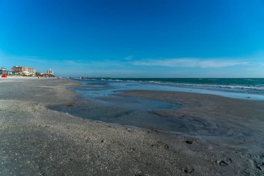 St. Petersburg sahilinde bir gün Güneşin ve sörfün tadını çıkarıyorum.