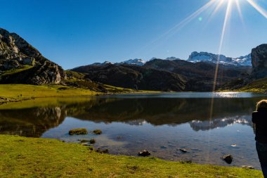 Kuzeydeki Asturias ilindeki Covadonga İspanya 'nın buzuldan oluşmuş gölleri ve dağları.