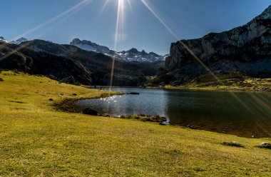Kuzeydeki Asturias ilindeki Covadonga İspanya 'nın buzuldan oluşmuş gölleri ve dağları.