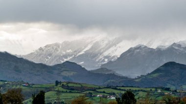 Oviedo İspanya 'nın etrafındaki dağlarda ilk kar gerçekten çok güzel bir manzara..