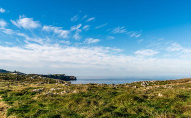 Bunlara Asturias 'ın kuzeyindeki Bufones adı verilir. Kireç taşındaki doğal bacalardır. Dalgalar çarptığında Gayzerlere benzerler..