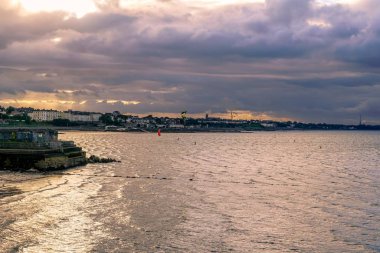 Dublin İrlanda Limanı 'nda güneş batarken ve gün sona ererken