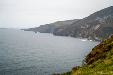 İrlanda 'nın kuzey kıyısındaki Slieve Ligi' nin kayalıkları Donegal County 'de.