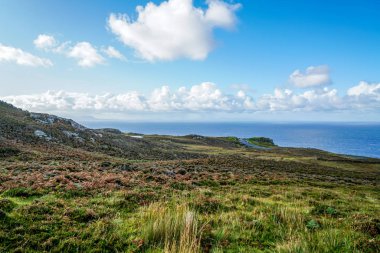 İrlanda 'nın kuzey kıyısındaki Slieve Ligi' nin kayalıkları Donegal County 'de.