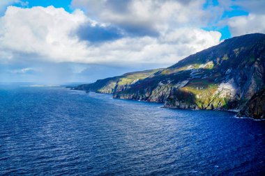 İrlanda 'nın kuzey kıyısındaki Slieve Ligi' nin kayalıkları Donegal County 'de.