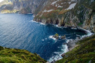 İrlanda 'nın kuzey kıyısındaki Slieve Ligi' nin kayalıkları Donegal County 'de.