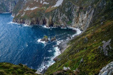 İrlanda 'nın kuzey kıyısındaki Slieve Ligi' nin kayalıkları Donegal County 'de.