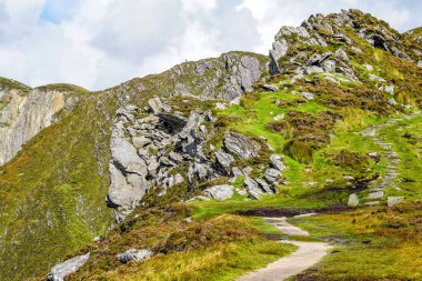 İrlanda 'nın kuzey kıyısındaki Slieve Ligi' nin kayalıkları Donegal County 'de.
