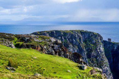 İrlanda 'nın kuzey kıyısındaki Slieve Ligi' nin kayalıkları Donegal County 'de.