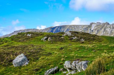 İrlanda 'nın kuzey kıyısındaki Slieve Ligi' nin kayalıkları Donegal County 'de.